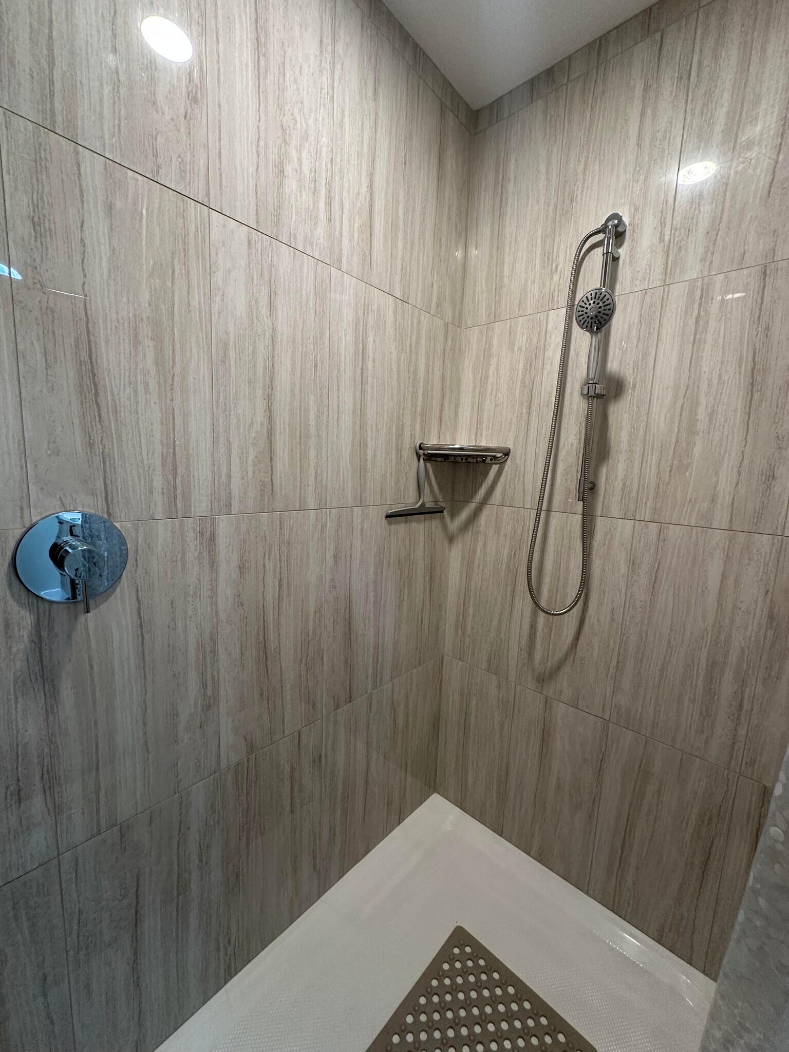 Bathroom 2 shower - 1490 Ash St