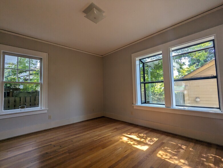 Building Photo - 2124 SE Elliott Ave