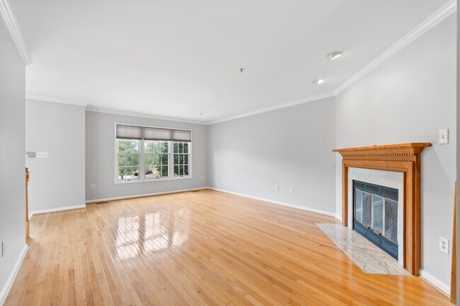 Building Photo - 9401 Rosmarin Way