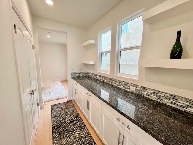 Building Photo - Beautiful 4 Bedroom Home in Clovis!