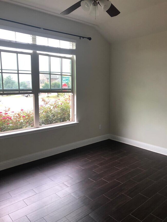 Building Photo - 2001 Suzanne Kelli Dr