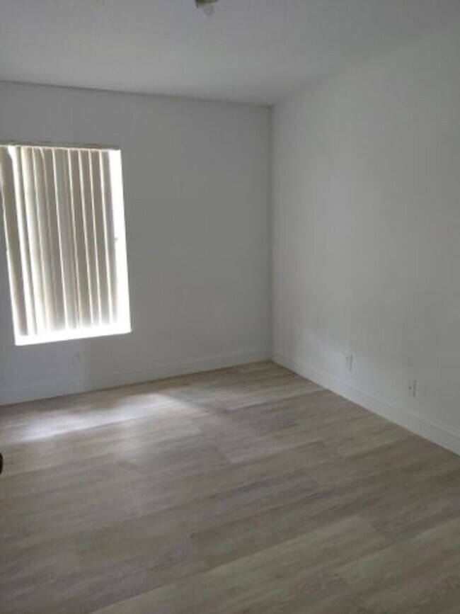 Building Photo - 647 Latona Ave