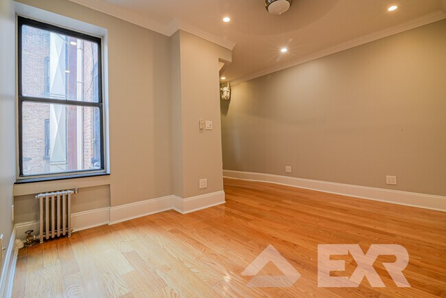 Building Photo - 442 Lorimer St