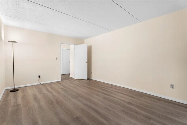 Building Photo - "Spacious 1-Bedroom Retreat with Gleaming Hardwood Floors in Chestnut Hill"