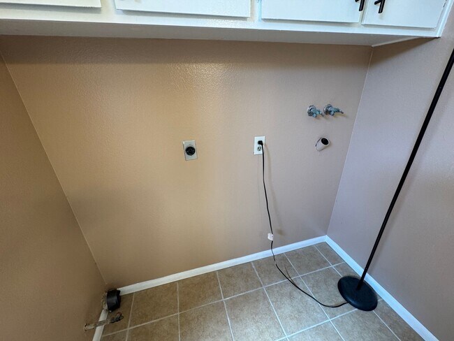 Building Photo - Move in Ready - Spacious 3 bed 2 bath Upda...
