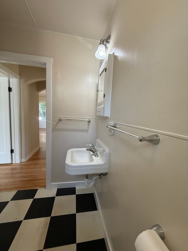 Building Photo - Cute two bedroom cottage in central Ashlan...