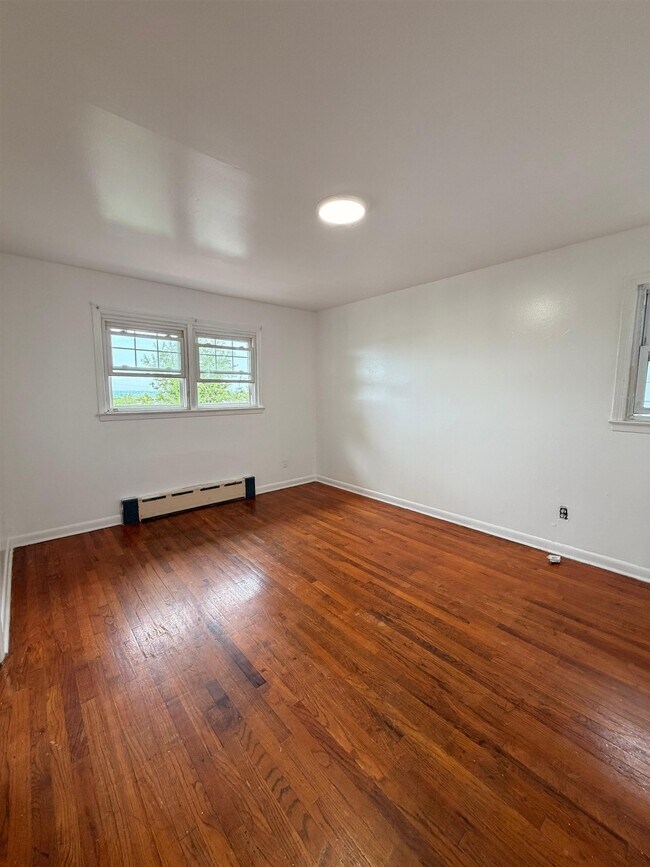 Building Photo - 5215 Meadowview Ave