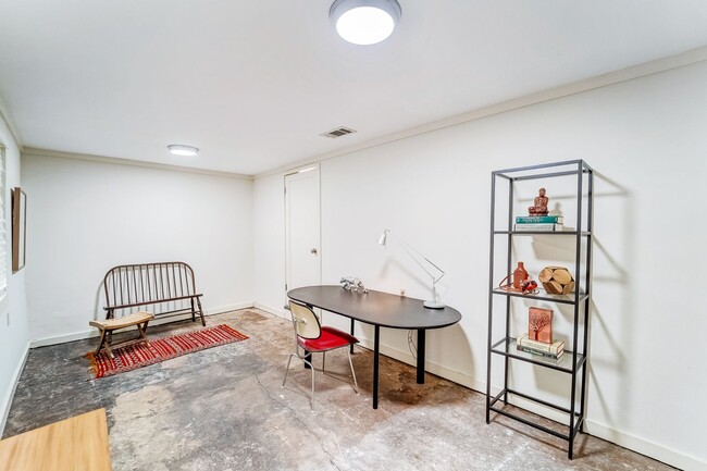 Building Photo - Charming Sycamore Street House