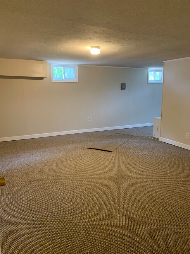 Building Photo - Beautiful 5 bed/2 bath house