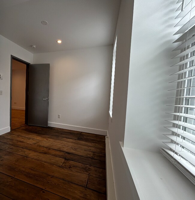 Building Photo - 233 1st St