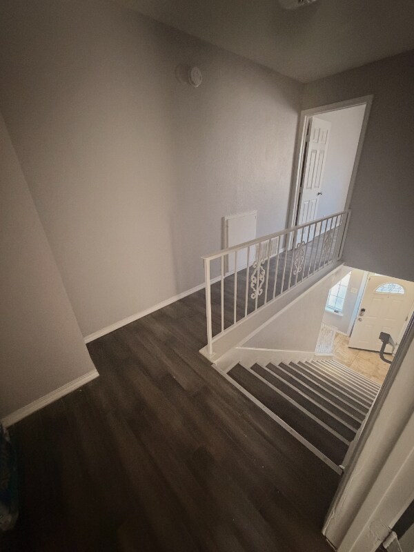 Building Photo - 1002 Pleasant Valley Ln