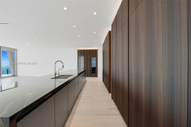 Building Photo - 5 Grove Isle Dr