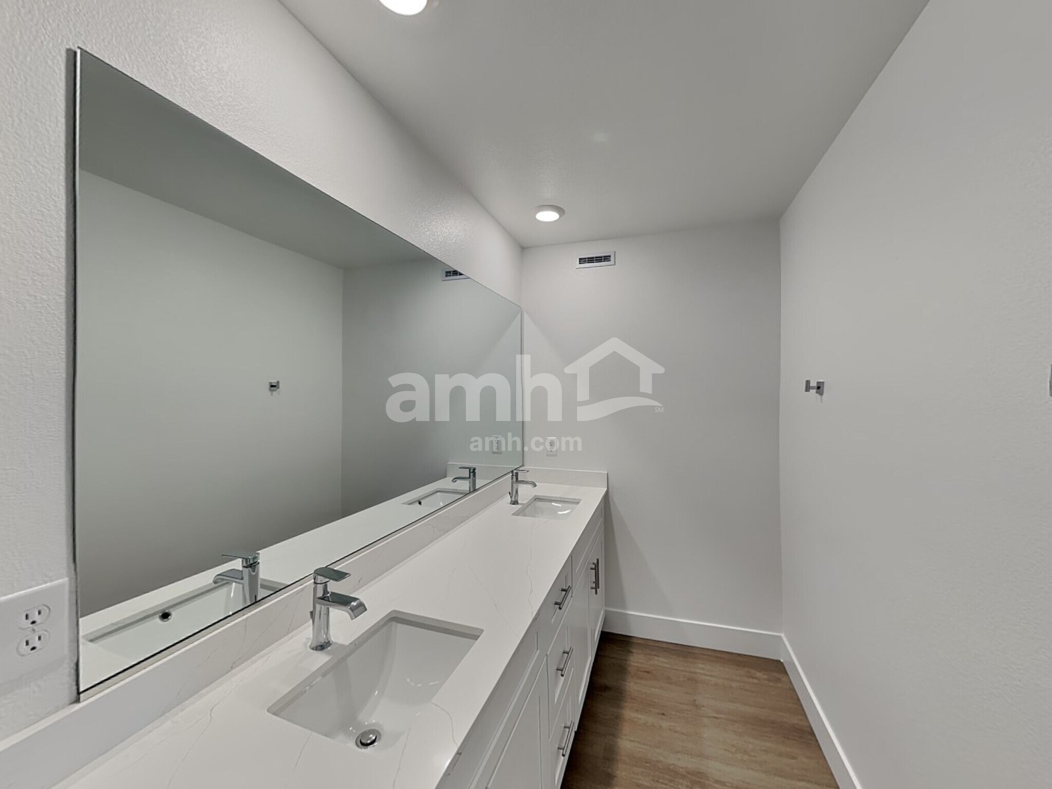 Building Photo - 10116 Cv Mountain St