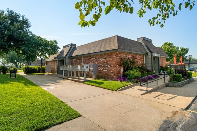 Building Photo - 2 bedroom / 1 bath. Limited-Time Offer: $600 Rent Credit (Applied Over First 3 Months)