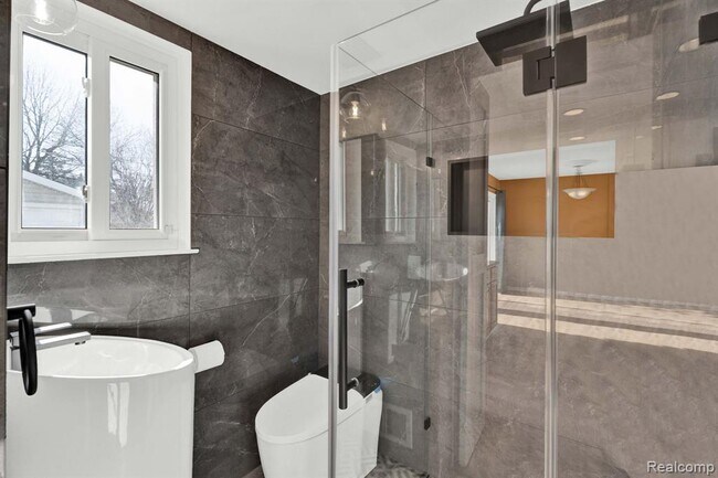 Building Photo - 1560 E Lincoln St