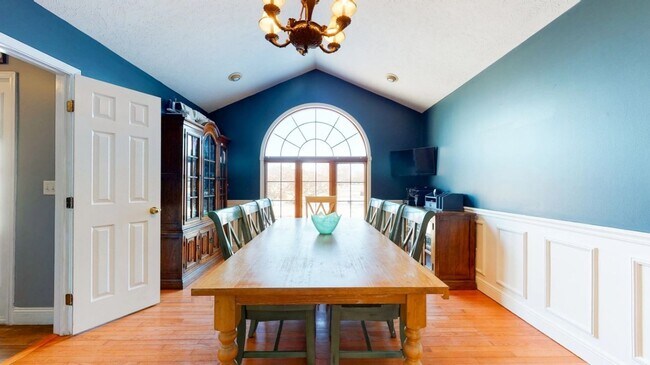 Building Photo - Stunning 4-Bedroom, 3.5-Bath Home with Over 3,800 Sq. Ft. of Ideal Living Space in East Bloomington