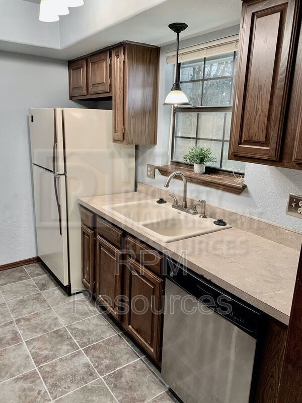 Building Photo - 723 Rimrock Rd