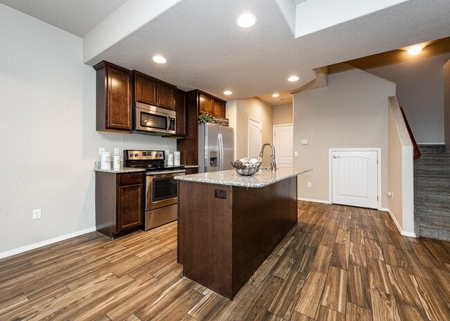 Building Photo - Centrally Located End Unit 3 Bed Townhouse in D20