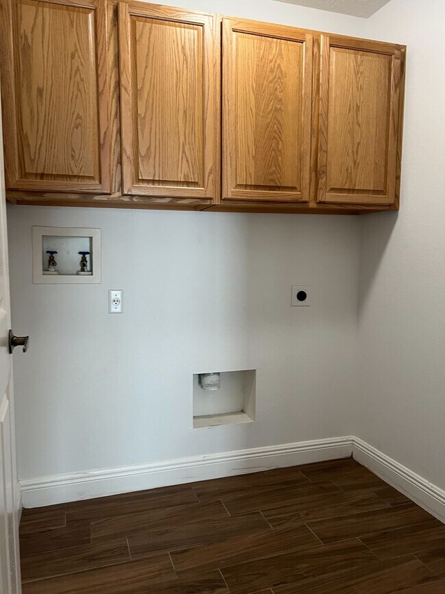 Building Photo - Dr Phillips area 3 bedroom 2.5  Bath Home With Bonus room