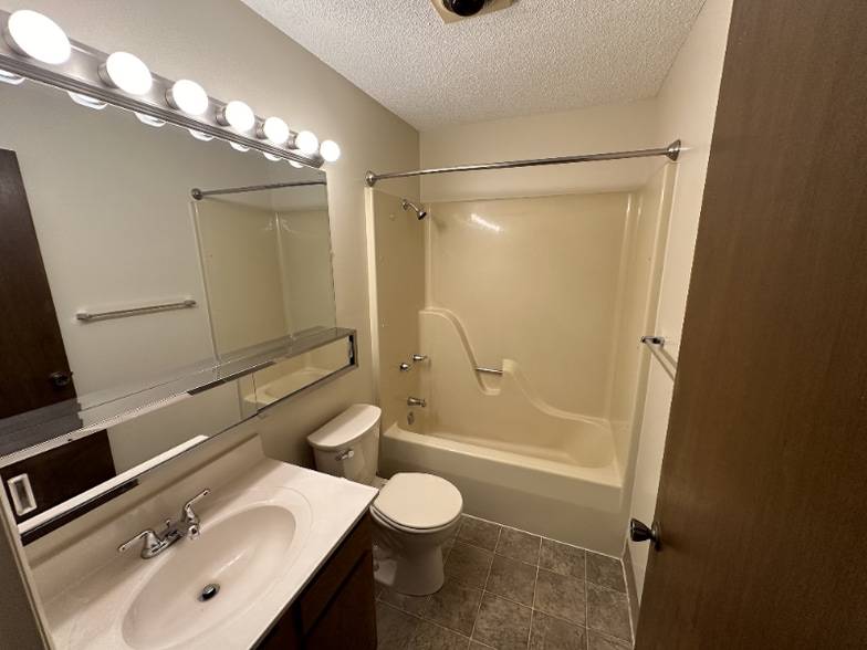 Building Photo - 701 Devonshire Dr