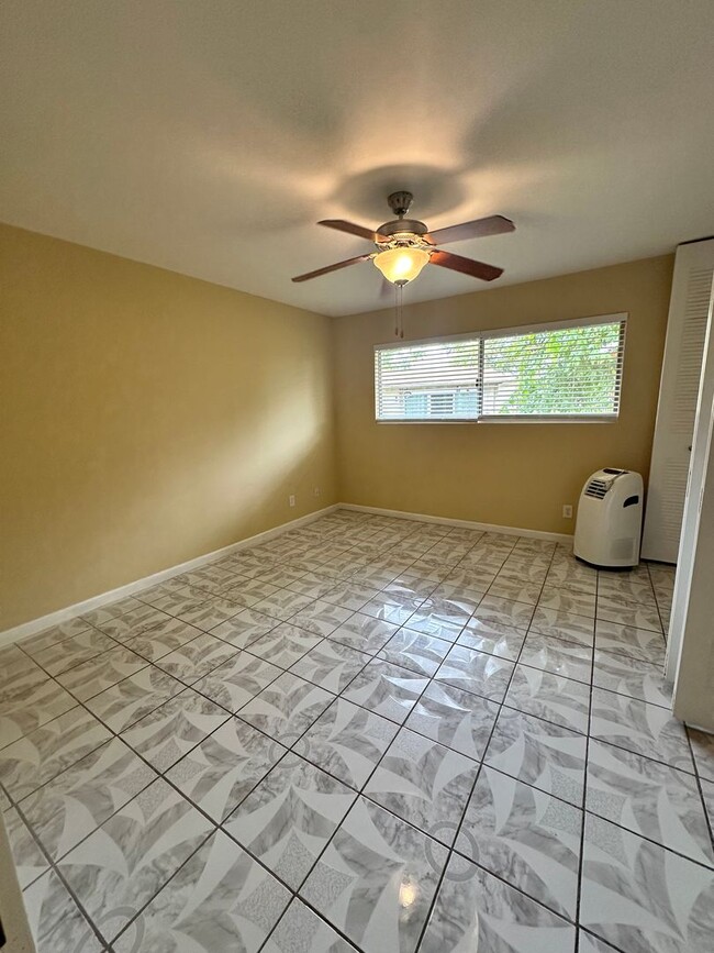 Building Photo - UPSTAIRS 1 BEDROOM CONDO FOR LEASE- GATED ...