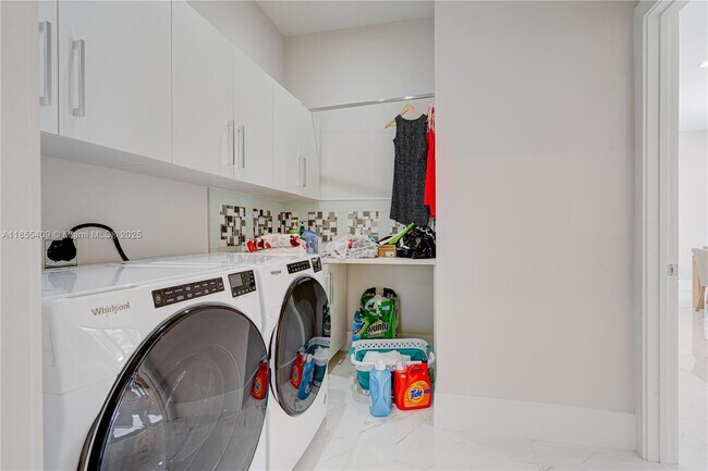 Building Photo - 2521 SW 105th Ave