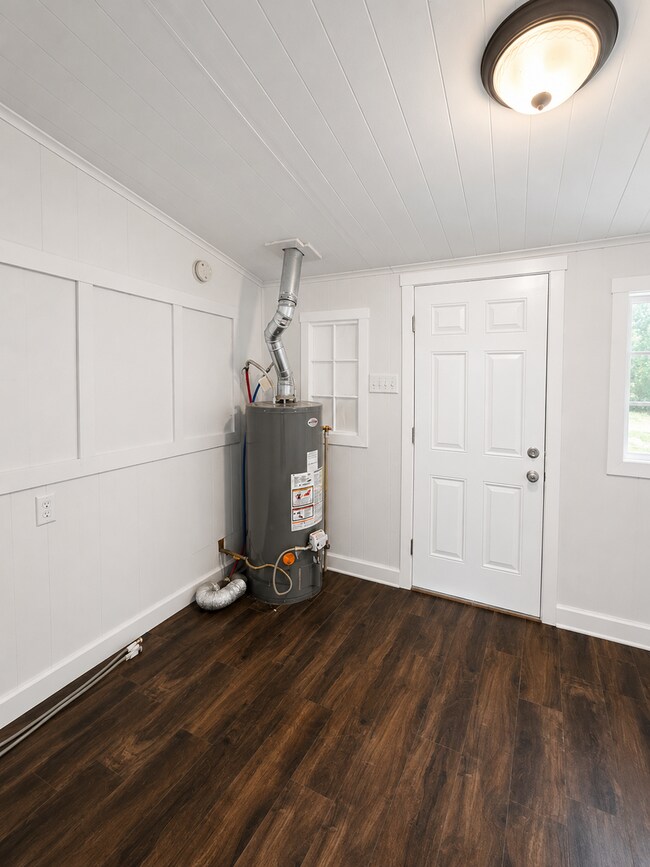 Building Photo - 2 bedroom | 1 Bathroom Home | Pets Welcome!