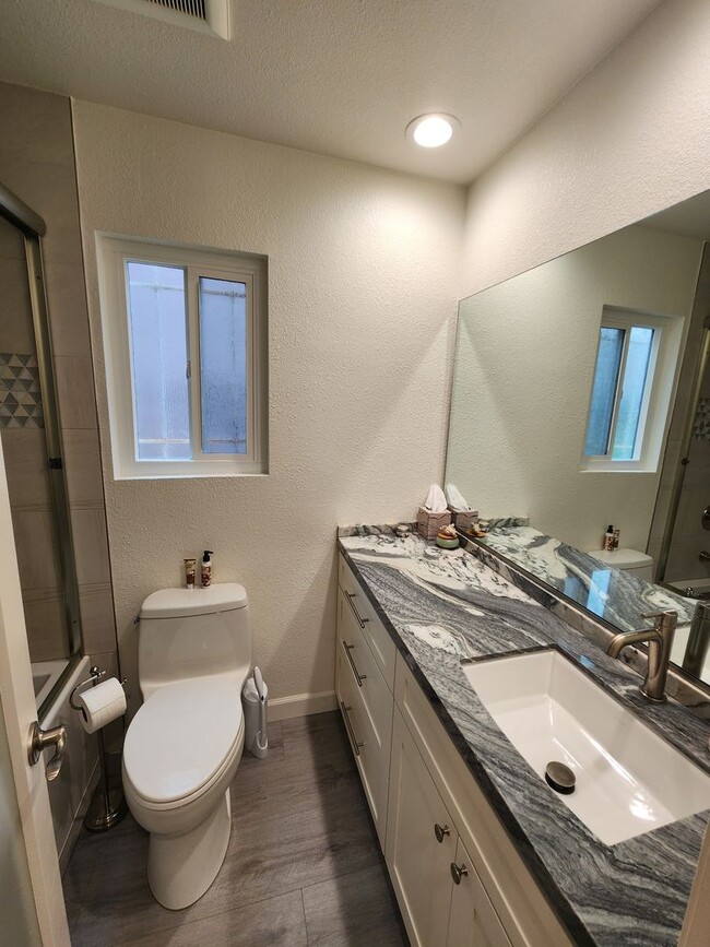Building Photo - 3 Bedroom Townhouse in Solana Beach