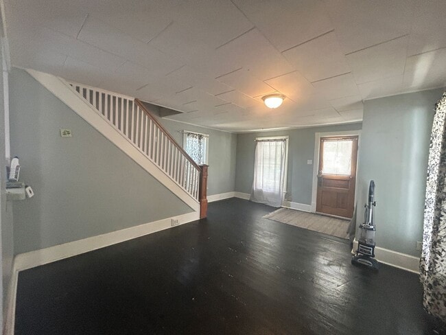 Building Photo - 2 bed 1.5 bath Hamilton home