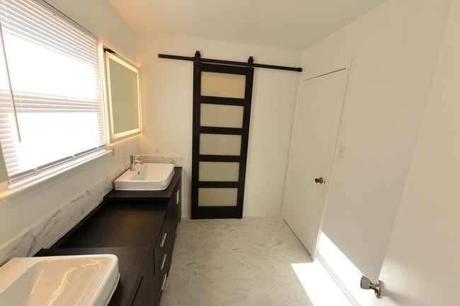 Building Photo - 6 Bedrooms-Little Neck Area