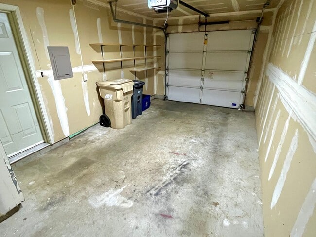Building Photo - Spacious 2-story 2bedroom + 2.5 bath townh...