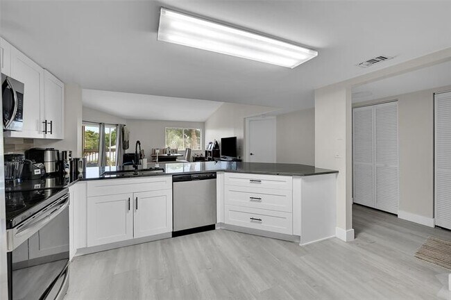 Building Photo - 9833 Westview Dr