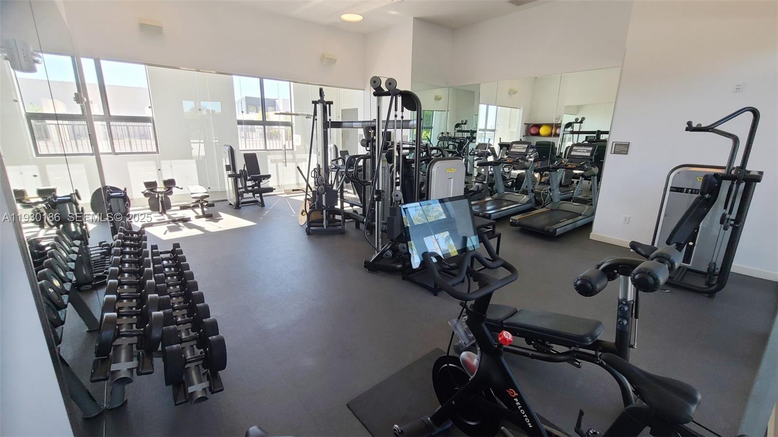 Building Photo - 1000 Venetian Way