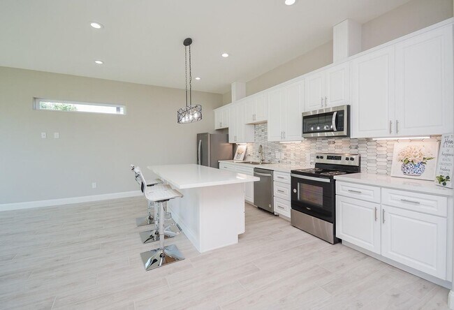 Building Photo - 147 S 66th St