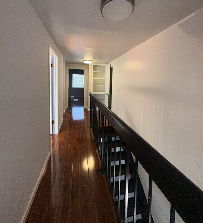 Building Photo - Townhouse - 2 Story, 3 Bedroom in the Beau...