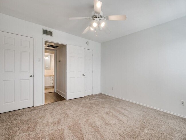 Building Photo - Remodeled Central Dallas Condo