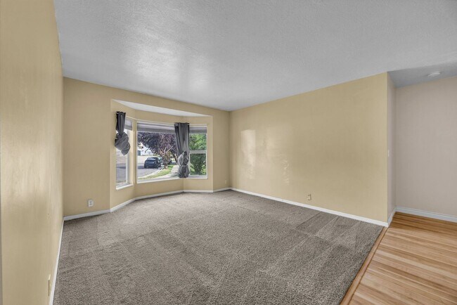 Building Photo - 567 N Allanwood Pl
