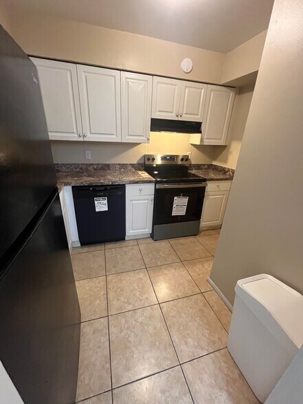 Building Photo - 300 Cherokee Ct