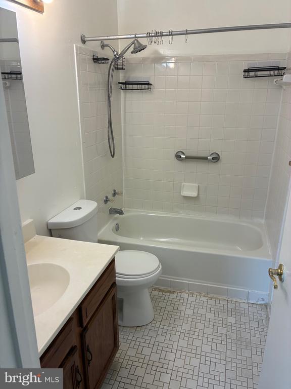 Building Photo - 8265 Londonderry Ct