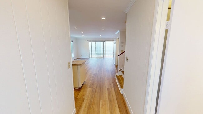 Building Photo - Open Concept Townhouse | Vinyl Plank Flooring
