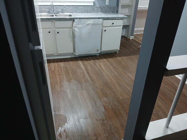 Building Photo - 3575 Oakvale Rd