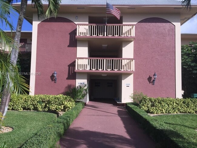 Building Photo - 1001 Hillcrest Ct