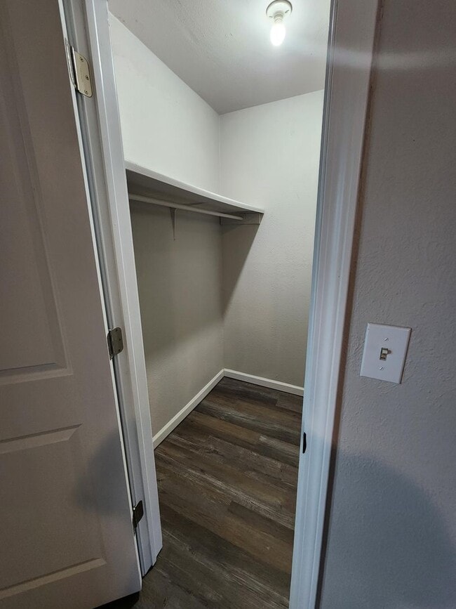 Building Photo - IMMEDIATE MOVE IN