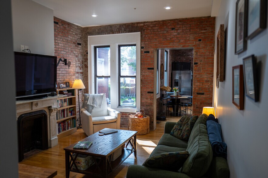 Building Photo - 18 Perrin St
