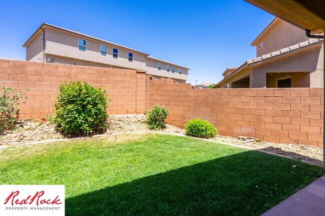 Building Photo - Dog Friendly, Pleasant 4 Bedroom, 2.5 Bathroom Townhome