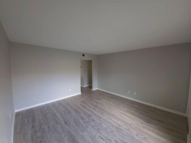 Building Photo - 8100 Creekbend Dr