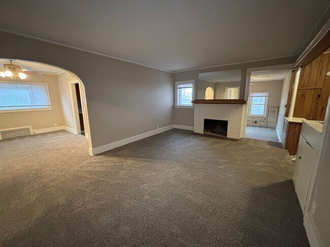 Building Photo - Charming Hilltop Home with Stunning City Views