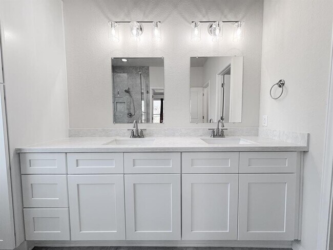 Building Photo - 313 S 6th St