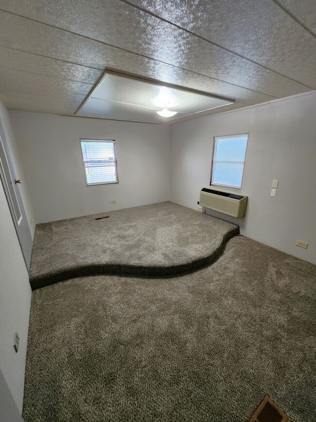 Building Photo - Spacious 3BR, 2BTH home in Washburn Rural ...