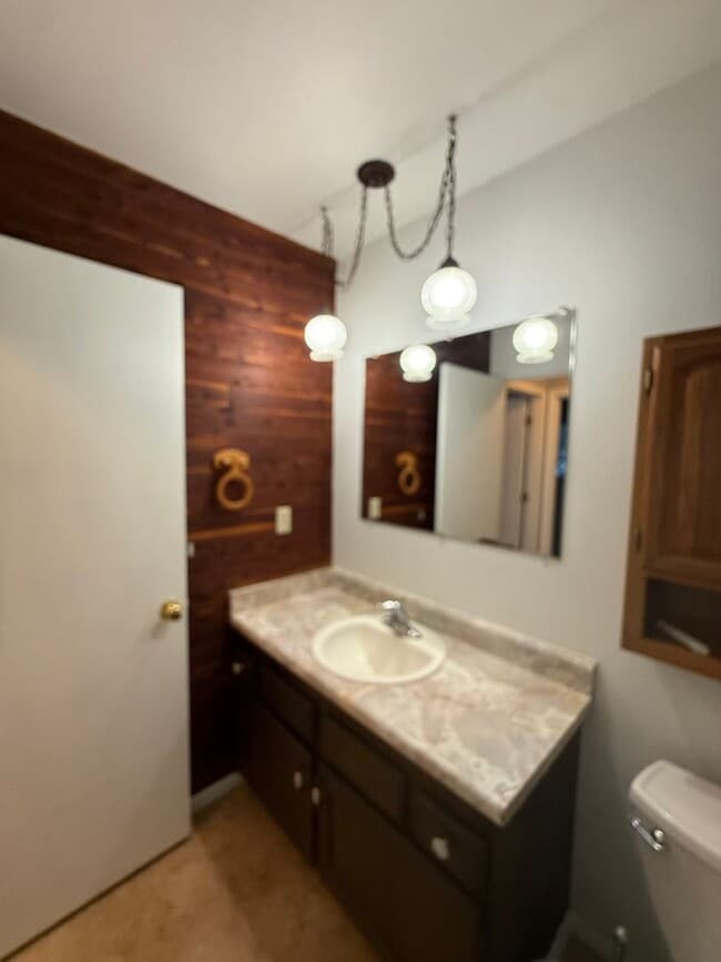 Building Photo - 2 bedroom / 2 car attached garage / North ...